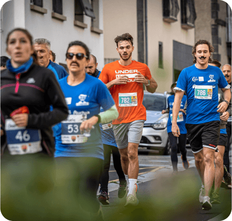 Courreur avec un tee-shirt orange dans un groupe au dossard bleu de la courstache qui font la course