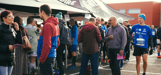 Groupe de participants lors de la course courstache