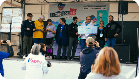 personnes sur une scène lors de la course courstache 2022