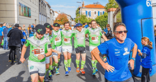 groupe d'hommes se tenant par les épaules à l'arrivée de la course courstache 2017
