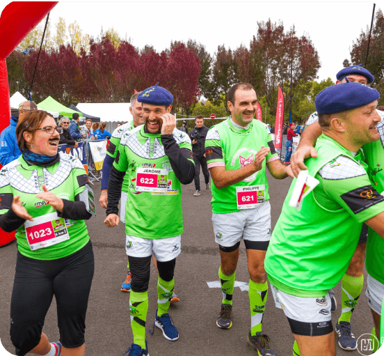 groupe de personnes se félicitant après avoir fini la course courstache 2018