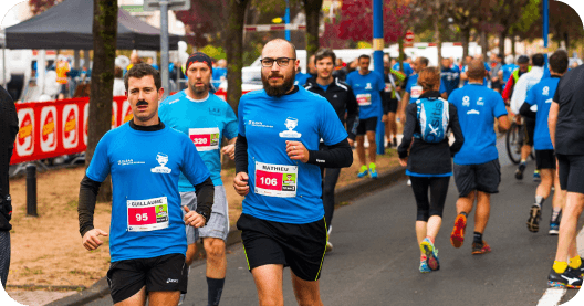 groupe d'hommes courent lors de la course courstache 2018