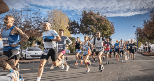 groupe de personnes courant lors de la course courstache 2022