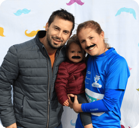 parents prenant la pose avec leur enfant à la fin de la course courstache 2019