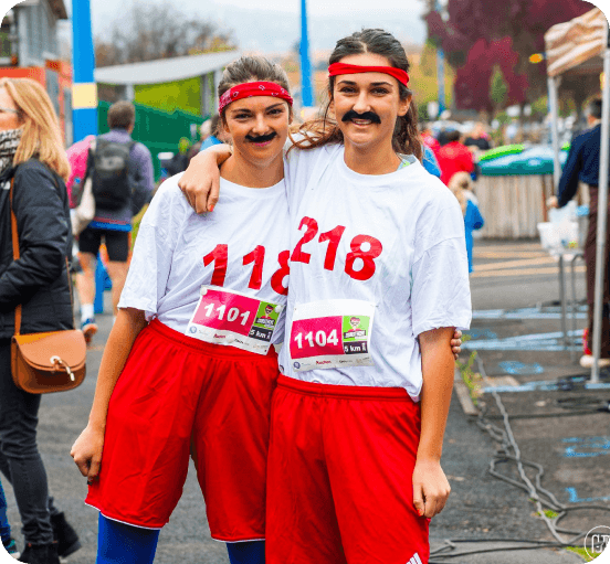 2 femmes déguisées prenant la pose à la fin de la course courstache 2018