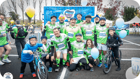 groupe d'adultes avec des enfants prenant la pose après la course courstache 2021