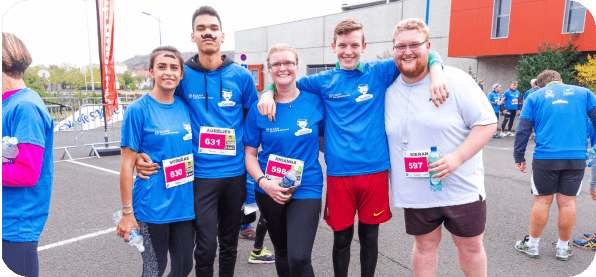 groupe de personnes prenant la pose à la fin de la course courstache 2018