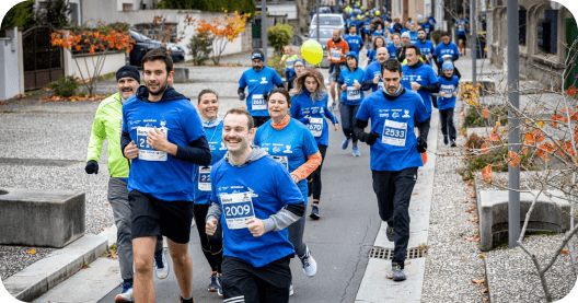 groupe de personnes courant lors de la course courstache 2021