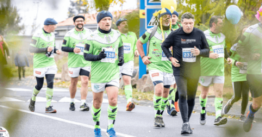 groupe d'hommes courant lors de la course courstache 2021