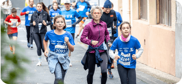une femme d'un certain âge avec 2 jeunes filles courant lors de la course courstache 2021