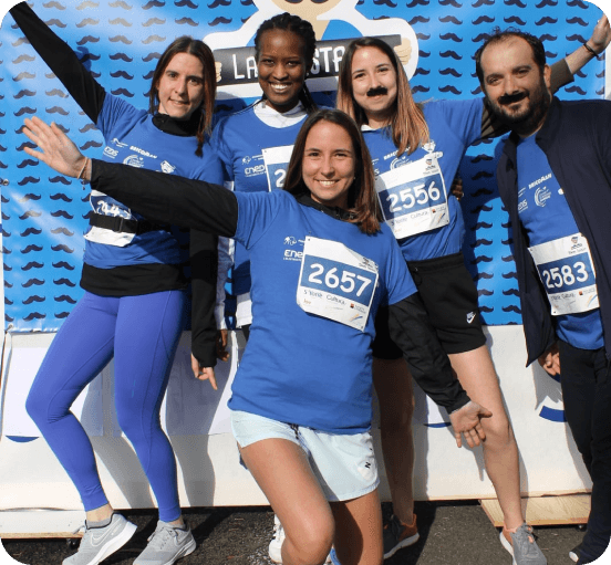 groupe de 4 femmes et un homme prenant la pose à la fin de la course courstache 2021