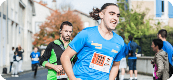 2 hommes qui courent vers l'arrivée de la course courstache 2017