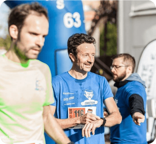 2 hommes à l'arrivé qui viennent de finir la course courstache 2017