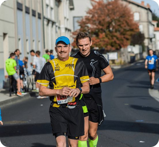 2 hommes qui courent vers l'arrivée de la course 2017
