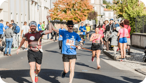 hommes courant vers l'arrivée main dans la main dont un a une canne et un chapeau course courstache 2017