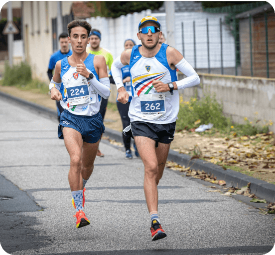 2 hommes courant lors de la course courstache 2021
