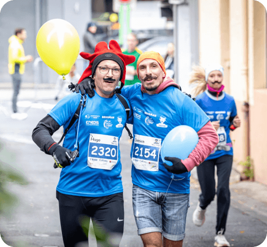 2 hommes courant ensemble en se tenant par les épaules lors de la course courstache 2021