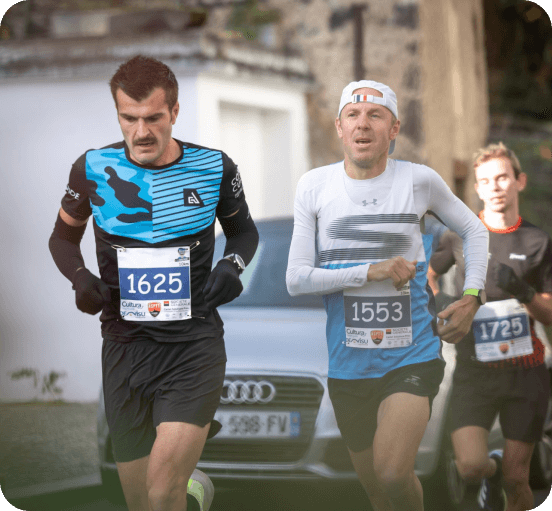 hommes courant lors de la course courstache 2022