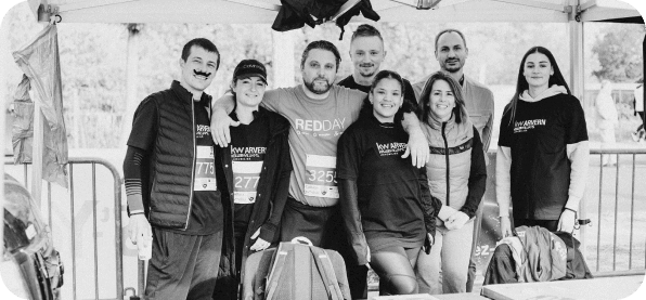 photo noir et blanc d'un groupe d'adulte lors de la course 2022