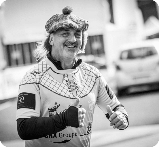 photo en noir et blanc d'un participant souriant lors de la course 2022