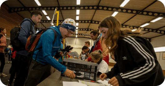 organisateur et participant lors de la distribution de dossards et de moustaches de la course courstache 2022